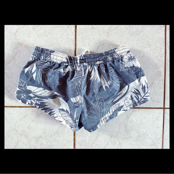 Billabong Beachy Board Shorts - Picture 2 of 4